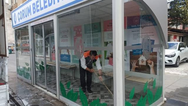 Çorum Belediyesi Kent Genelindeki 475 Otobüs Durağında Temizlik, Bakım ve Onarım Çalışmalarını Sürdürüyor